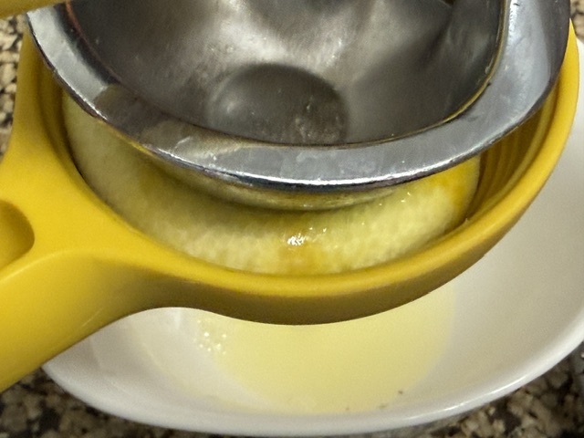 Moitié d'un citron dans un presse-citron