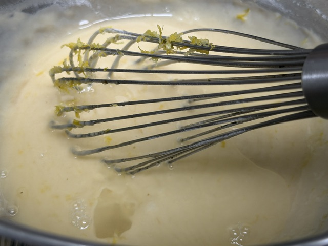 Gros-plan de la pate pour voir le jus du citron flottant sur la pâte