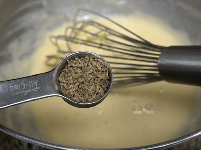 Cuillère à café de graines d'anis au-dessus du bol