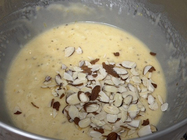 Amandes effilées flottant sur la moitié de la surface