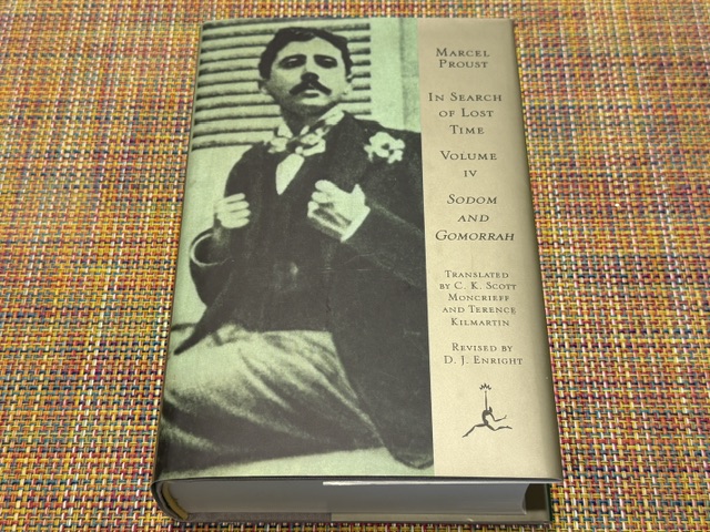 C'est la version anglaise, Sodom and Gomorrah, avec une photo de Proust en noir et blanc -- mais avec une teinte verte -- sur les 2/3 à gauche de la couverture.
