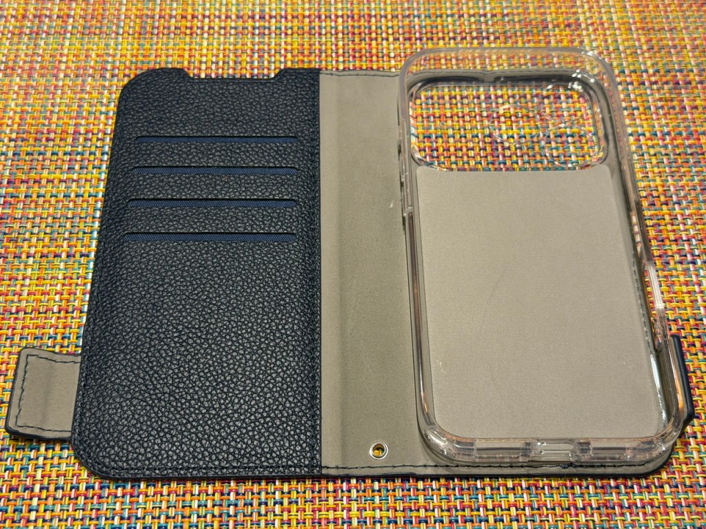 L'étui ouvert pour voir l'intérieur. Il y a quatre ouvertures pour cartes bancaires, dans un faux cuir bleu (comme l'extérieur). La partie qui tient le portable est en faux cuir gris, avec une coque en plastique pour le portable. 