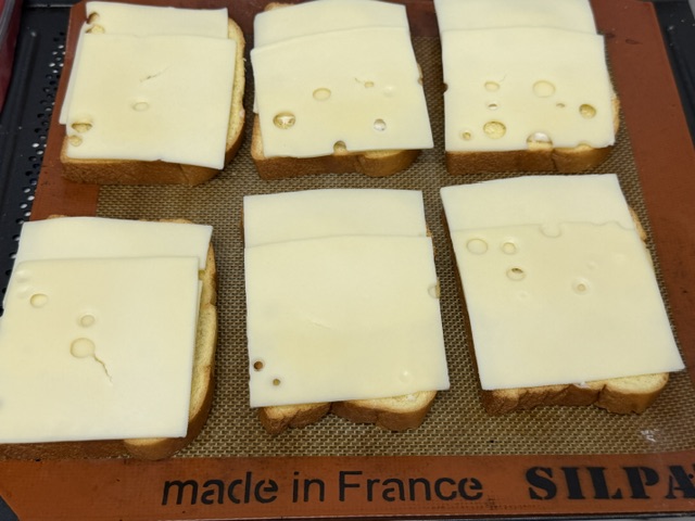 2 tranches de fromage sur chaque tranche de pain