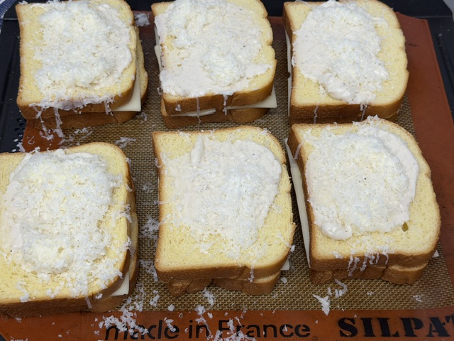 Sandwichs prêts à enfourner, recouverts de fromage râpé