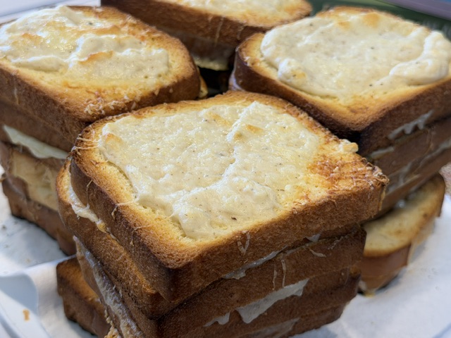 Des tas de croque-monsieurs prêts à livrer