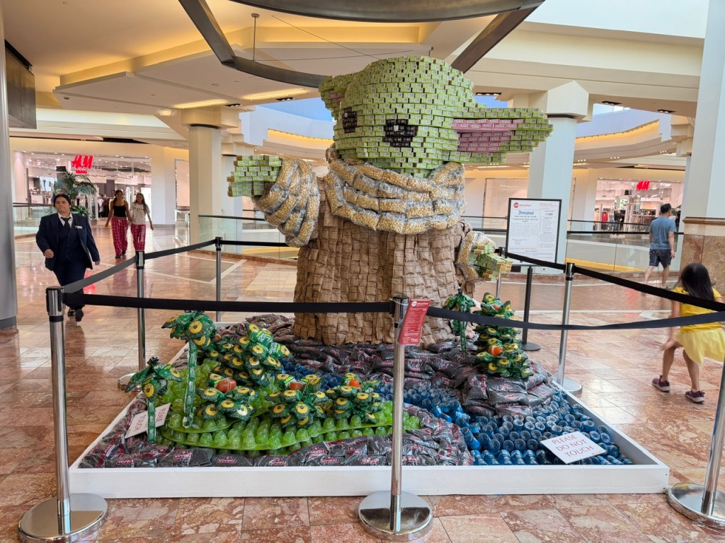Grogu, connu aussi sous le nom de « bébé Yoda », fait de milles boîtes de conserve.