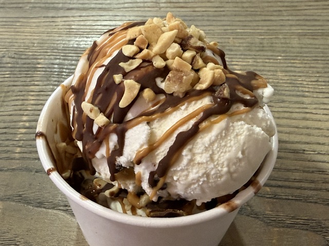 De la glace "cookie dough" à la sauce au chocolat avec plein d'éclats de cacahuètes.