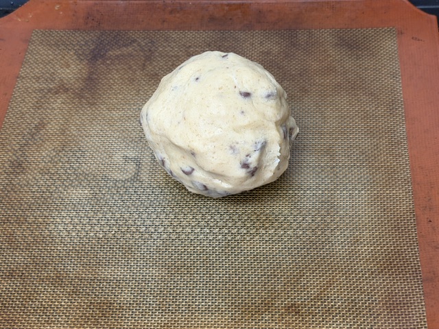 Boule de pâte sur un tapis en silicone