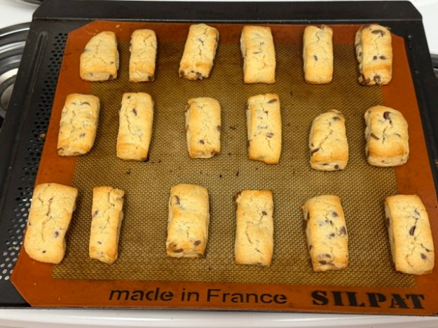 Cookie bars cuits sur la plaque de cuisson