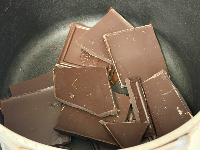 Carrés de chocolat dans une casserole