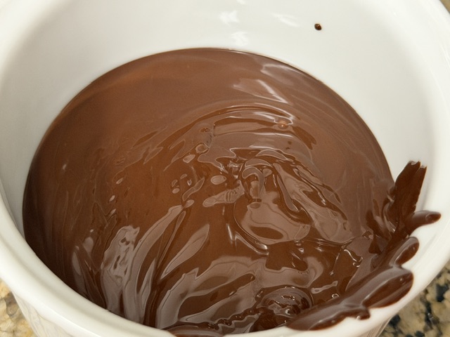 Chocolat fondu dans un ramequin blanc