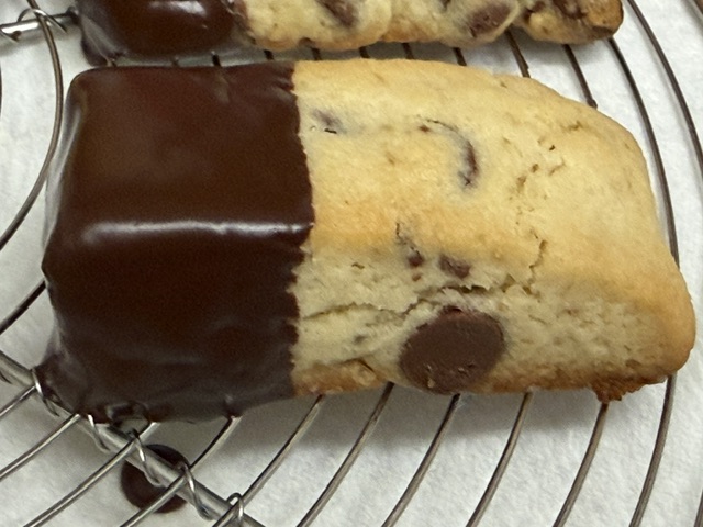 Gros-plan d'un cookie bar sur le grille ; le chocolat est particulièrement net