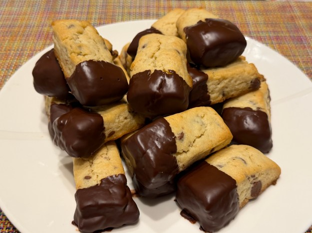 Assiette avec tous les cookie bars arrangés en un tas