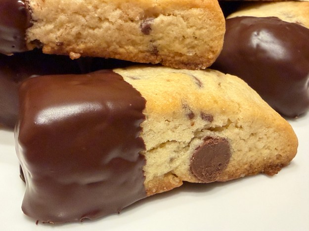 Gros-plan d'un cookie bar avec plusieurs autres en arrière-plan