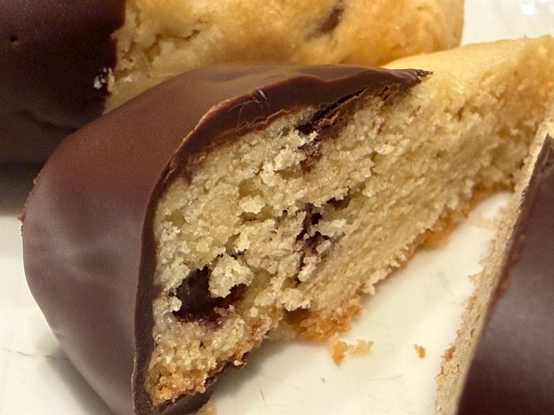 Un cookie bar coupé en deux pour montrer l'interieur, et l'épaisseur du chocolat