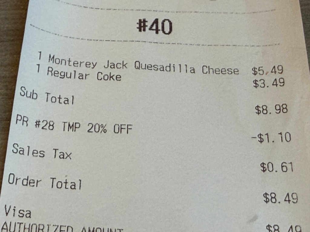 C'est une commande d'une quesadilla (tortilla remplie de fromage fondu) et une boisson