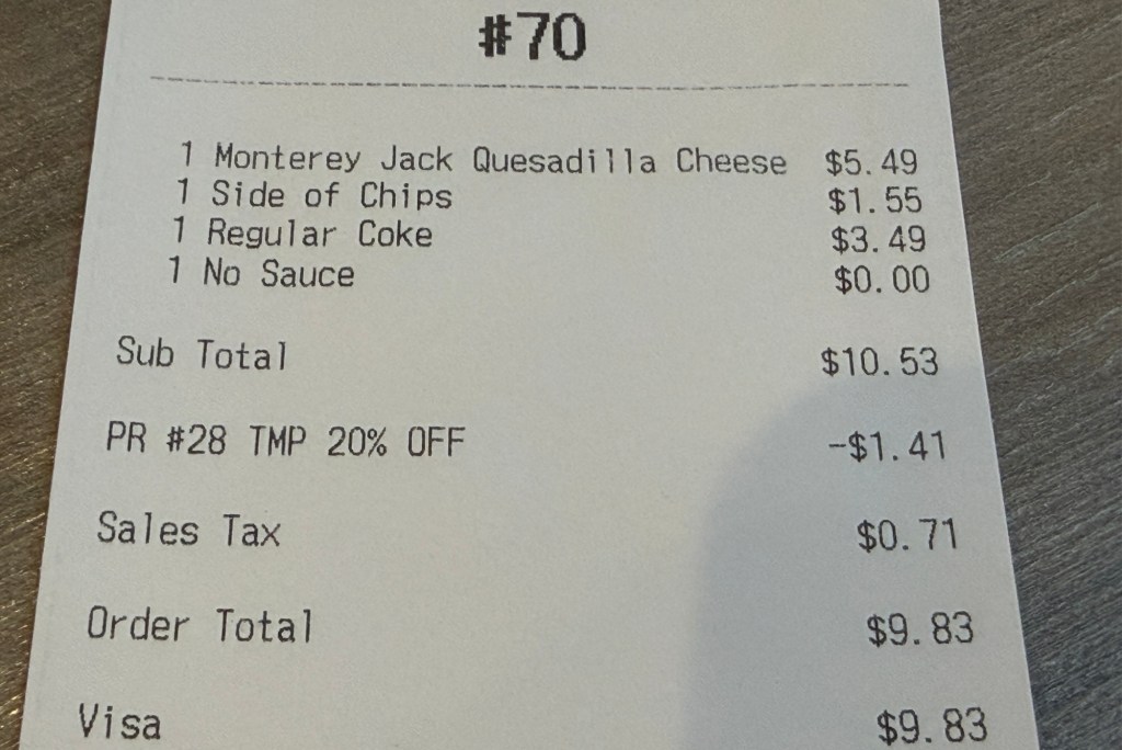 Commande d'une quesadilla, une boisson et des chips tortillas