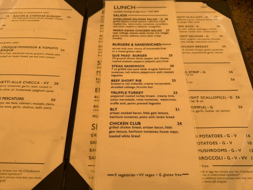 Choix de 8 salades, burgers et sandwiches à tarif réduit pour le déjeuner.