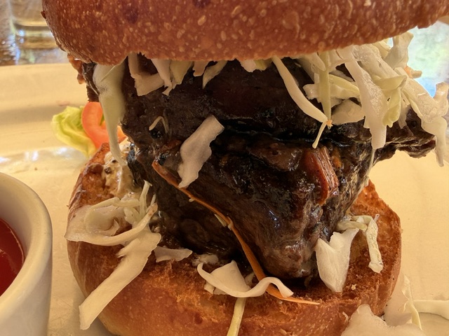 Gros-plan de la viande du sandwich.