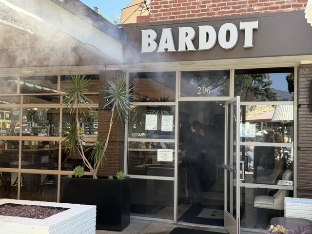 Le nom Bardot est en gros lettres argentées sur une porte en verre.