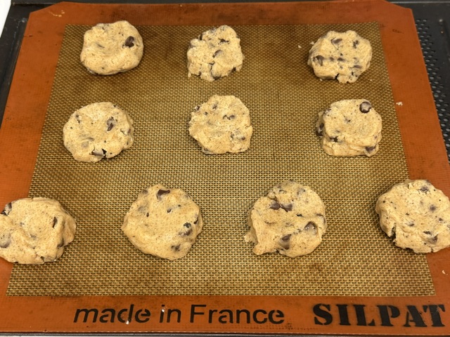 Dix cookies prêts à enfourner sur le tapis