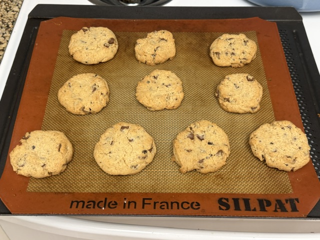 Cookies cuits sur le tapis ; ils ont un peu gonflé et sont légèrement bruns