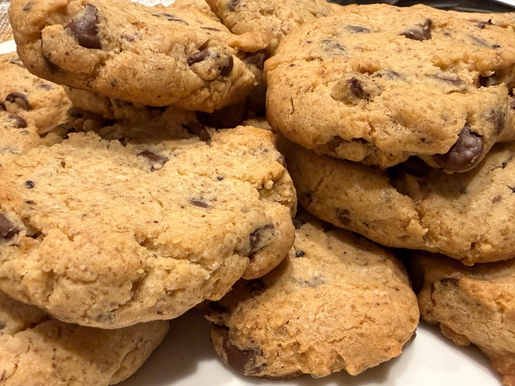 Gros-plan des 20 cookies pour montrer 8 de proche. Ils sont tous bien ronds, et cuits sans être brûlés