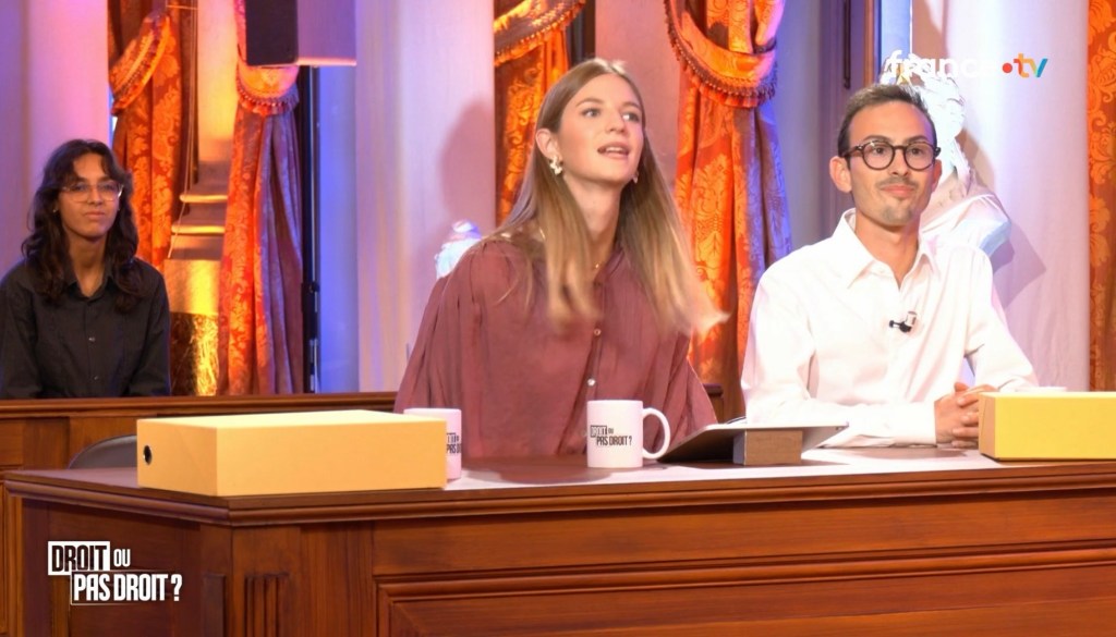 Deux jeunes avocats, une blonde et un brun qui porte des lunettes