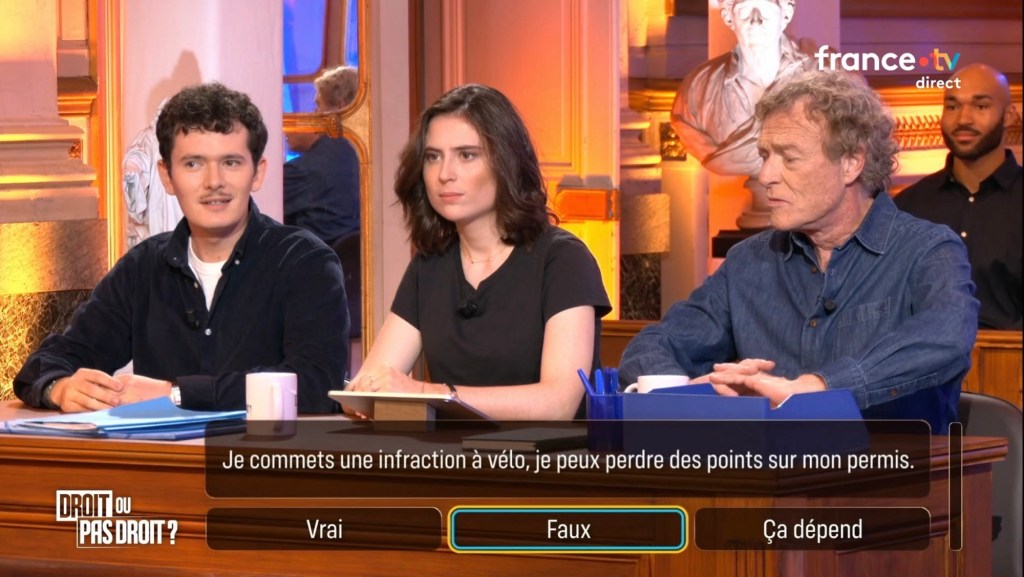 L'équipe parisien avec les réponses des deux équipes sur l'écran