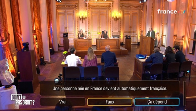 Image du tribunal de derrière les équipes, prise d'en haut