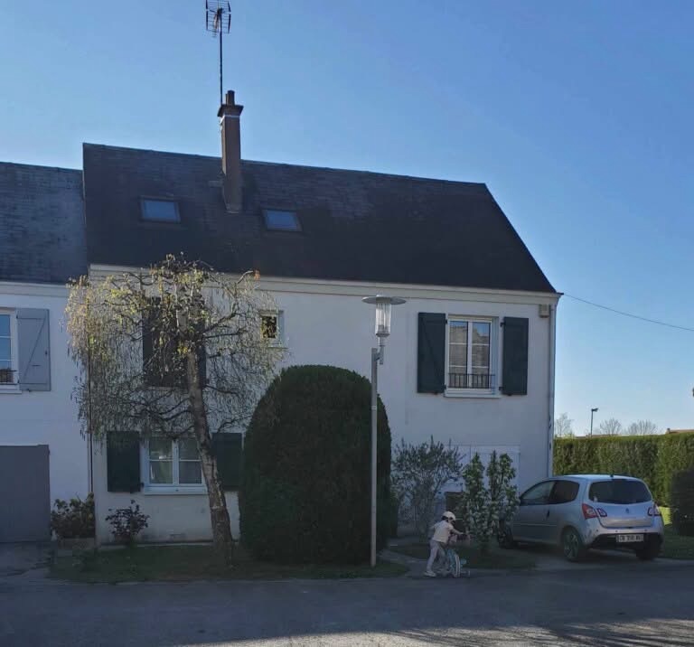 Maison de 3 étages avec un toit en pente mais pas haussmannien