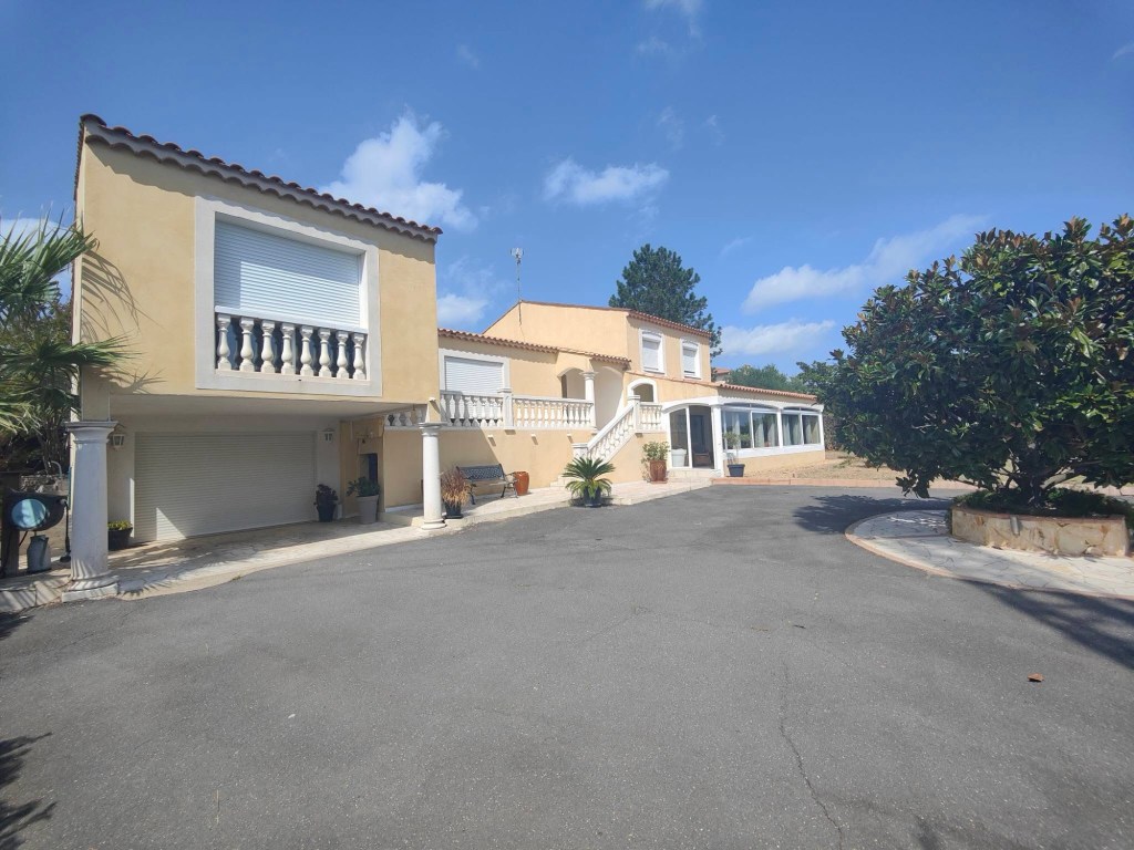 Grande maison de deux étages, très large, très méditerranéenne