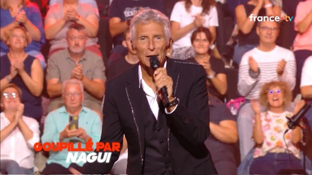 Capture d'écran de Nagui en entrant sur scène.