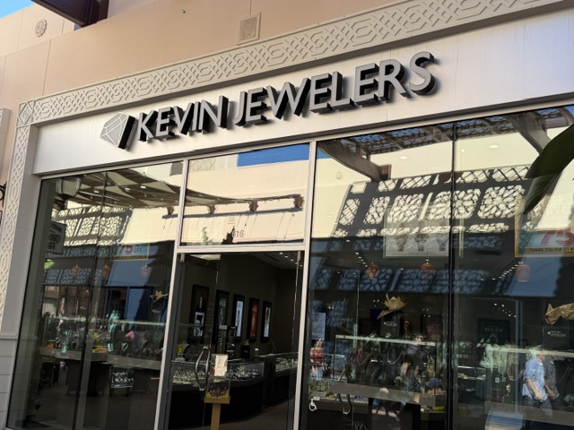 C'est une bijouterie nommée "Kevin Jewelers"