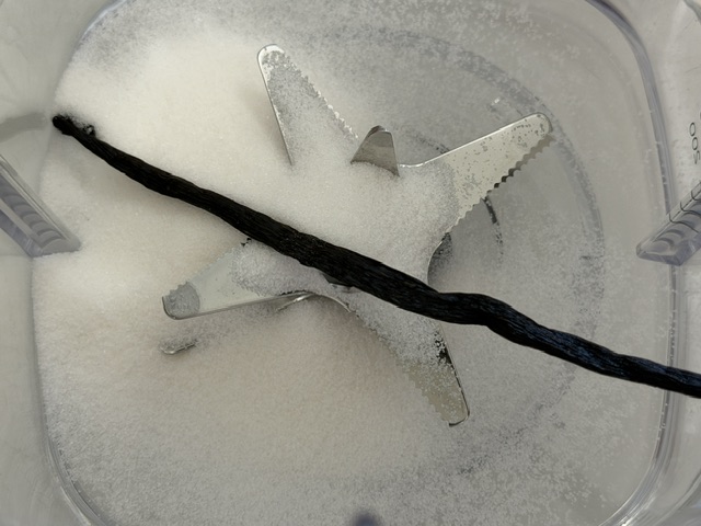 Gousse de vanille et sucre au fond du pot du mixeur