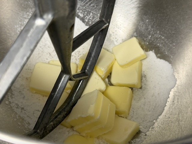 Beurre et sucre dans le bol