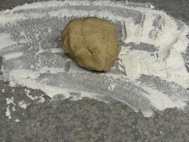 Boule de pâte sur plan en silicone fariné