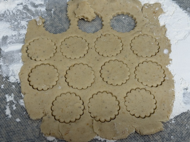Pâte avec une douzaine d'empreintes, où j'ai coupé sans déjà sortir les biscuits