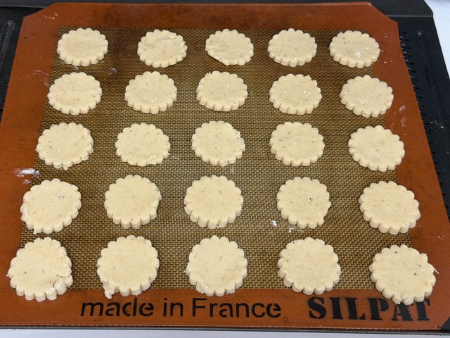 Plaque avec Silpat. 5 rangs de 5 biscuits sur chacun, et il n'y plus d'espace