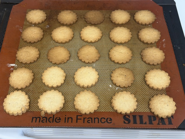 Biscuits bien dorés, toujours sur la plaque
