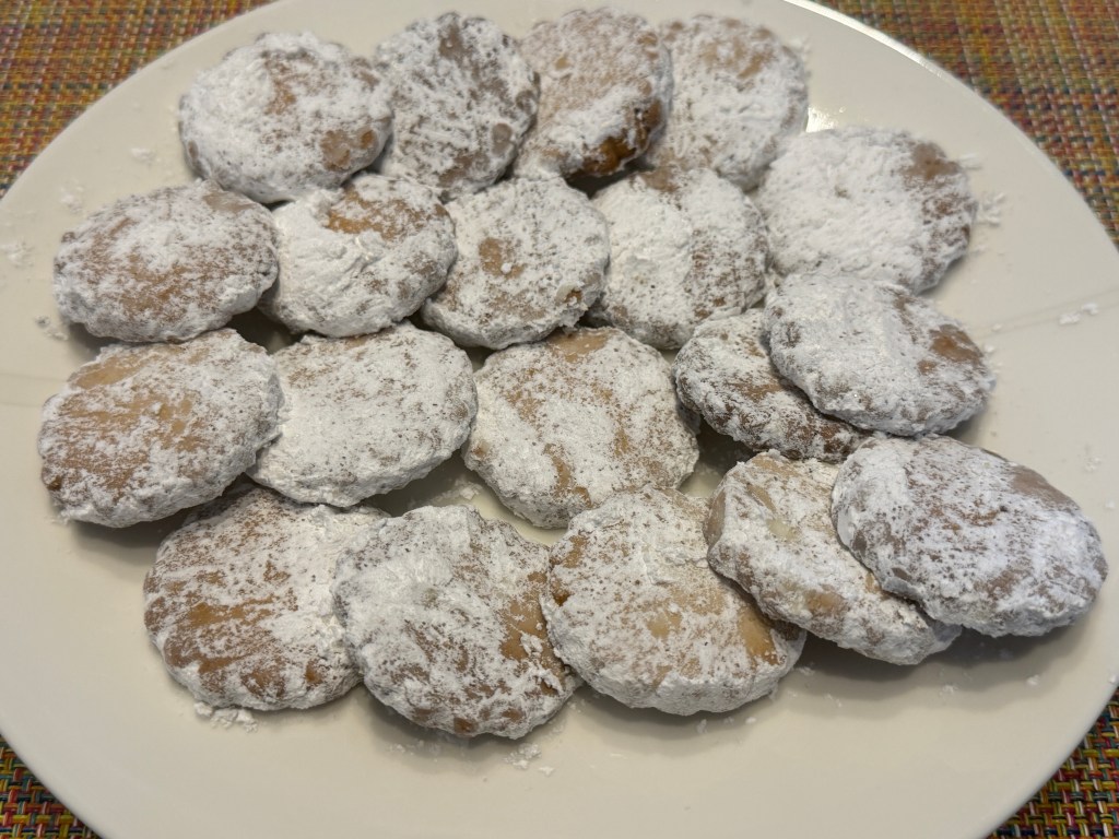 Assiette avec les kipferl rangés en plusieurs rangs