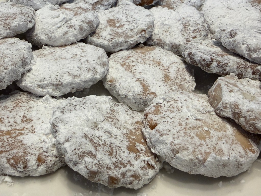 Une douzaine de kipferls en trois rangs, vus en gros-plan