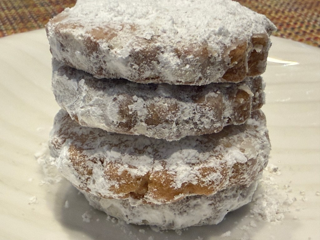 Une « tour » de 4 kipferls sur une petite assiette pour les voir du côté