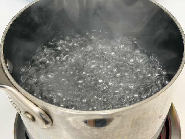 Casserole à moitié pleine d'eau bien bouillante