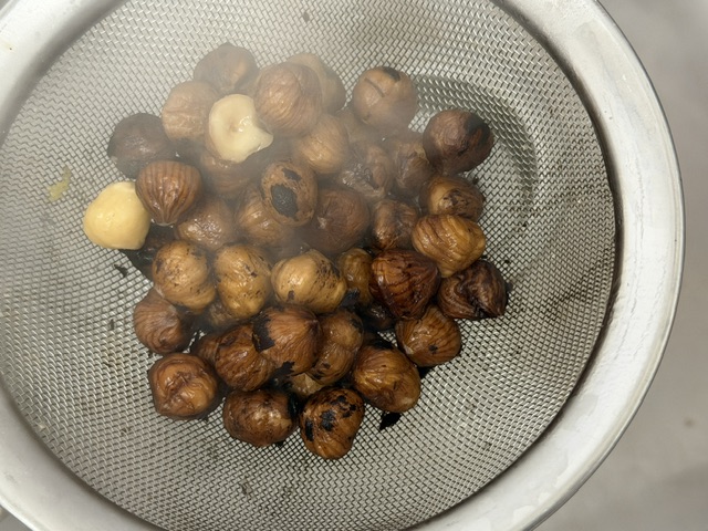 Noisettes dans un tamis pour égoutter