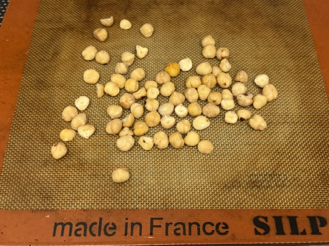 Noisettes prêtes à torréfier sur le Silpat
