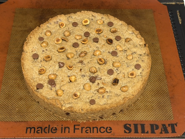 Cookie décoré avec des noisettes et des pépites de chocolat