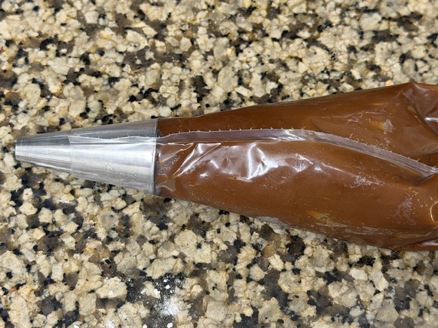 Poche à douille remplie de caramel