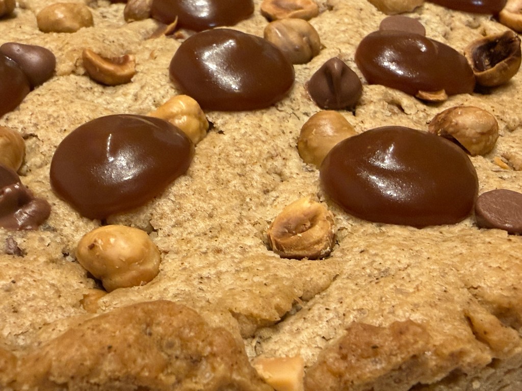 Gros-plan du caramel et des noisettes sur la surface