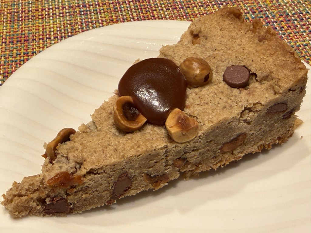 Tranche du cookie sur une petite assiette